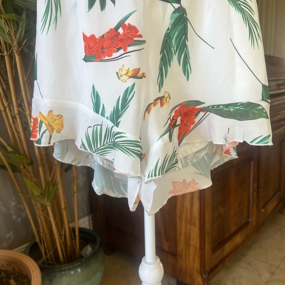 Prettylittlething ladies jumpsuit size 2 V-neck ties and zips in the back - Picture 6 of 11